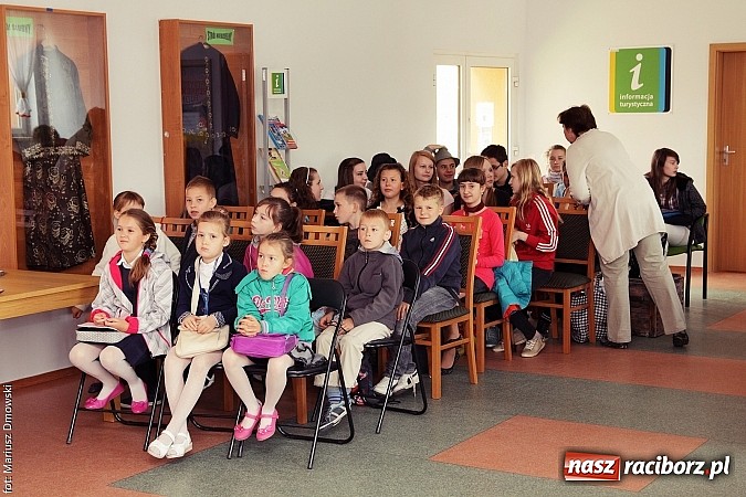 Zdjęcie w galerii na portalu naszraciborz.pl: Z książką po wiedzę w Rudniku wiadomości z regionu