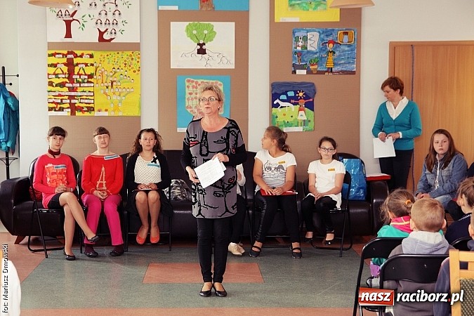 Zdjęcie w galerii na portalu naszraciborz.pl: Z książką po wiedzę w Rudniku wiadomości z regionu