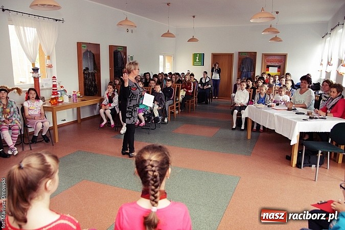 Zdjęcie w galerii na portalu naszraciborz.pl: Z książką po wiedzę w Rudniku wiadomości z regionu