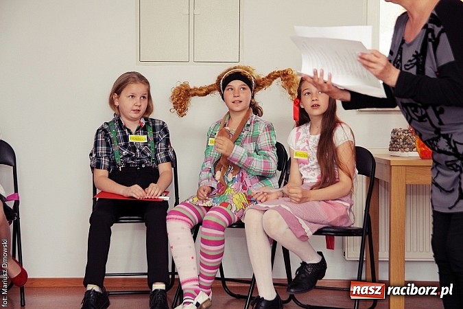 Zdjęcie w galerii na portalu naszraciborz.pl: Z książką po wiedzę w Rudniku wiadomości z regionu