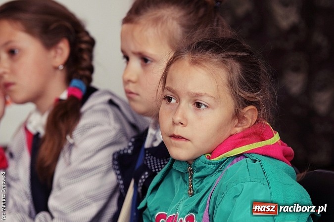 Zdjęcie w galerii na portalu naszraciborz.pl: Z książką po wiedzę w Rudniku wiadomości z regionu