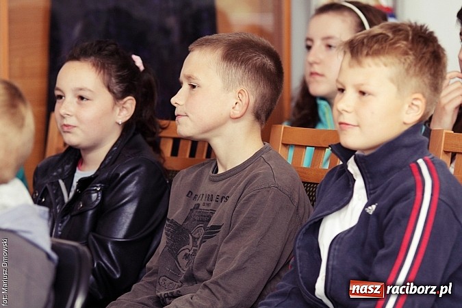 Zdjęcie w galerii na portalu naszraciborz.pl: Z książką po wiedzę w Rudniku wiadomości z regionu