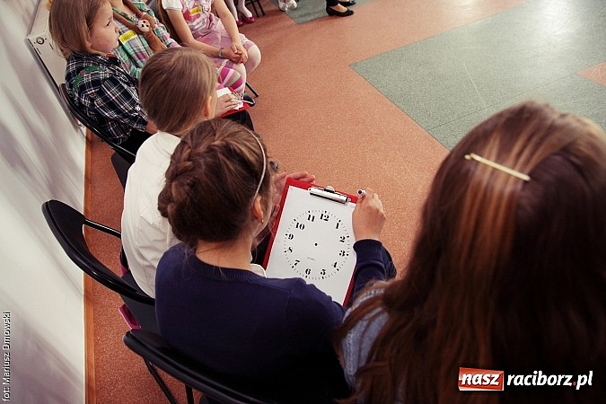 Zdjęcie w galerii na portalu naszraciborz.pl: Z książką po wiedzę w Rudniku wiadomości z regionu