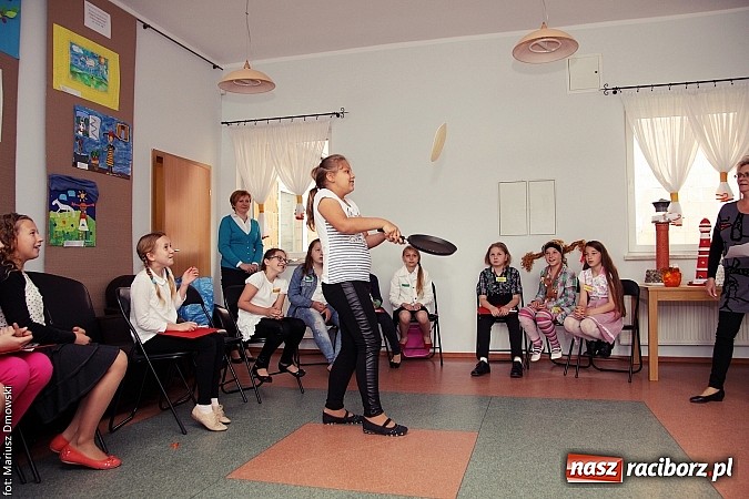 Zdjęcie w galerii na portalu naszraciborz.pl: Z książką po wiedzę w Rudniku wiadomości z regionu