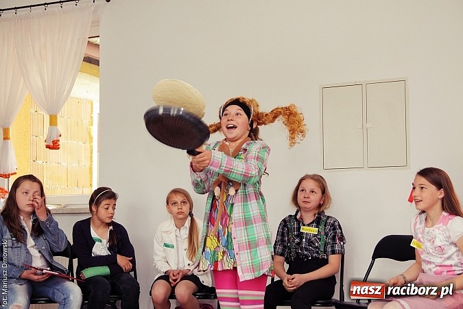 Zdjęcie w galerii na portalu naszraciborz.pl: Z książką po wiedzę w Rudniku wiadomości z regionu