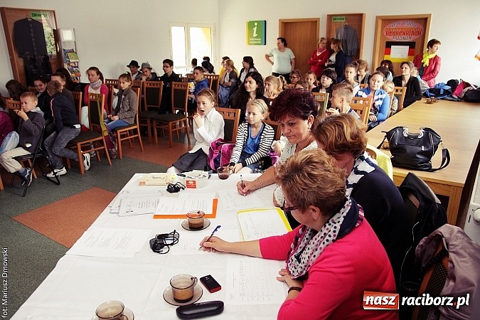 Zdjęcie w galerii na portalu naszraciborz.pl: Z książką po wiedzę w Rudniku wiadomości z regionu