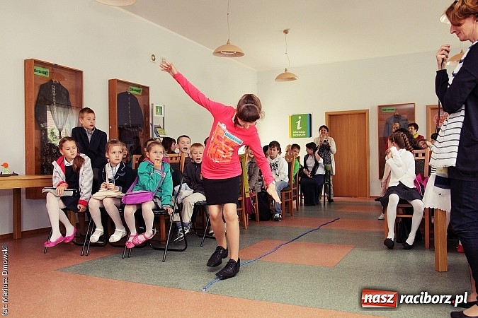 Zdjęcie w galerii na portalu naszraciborz.pl: Z książką po wiedzę w Rudniku wiadomości z regionu