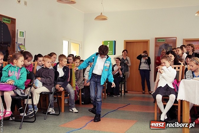 Zdjęcie w galerii na portalu naszraciborz.pl: Z książką po wiedzę w Rudniku wiadomości z regionu