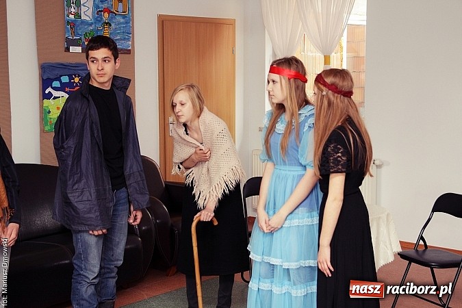 Zdjęcie w galerii na portalu naszraciborz.pl: Z książką po wiedzę w Rudniku wiadomości z regionu