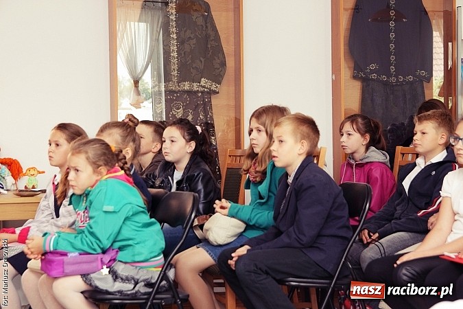 Zdjęcie w galerii na portalu naszraciborz.pl: Z książką po wiedzę w Rudniku wiadomości z regionu