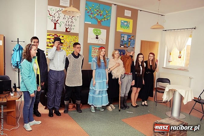 Zdjęcie w galerii na portalu naszraciborz.pl: Z książką po wiedzę w Rudniku wiadomości z regionu