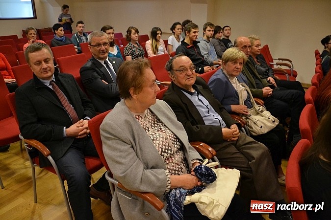 Zdjęcie w galerii na portalu naszraciborz.pl: Dyplom 2015 - wernisaż wystawy absolwent&oacute;w Liceum Plastycznego ZSO nr 1 wiadomości z regionu