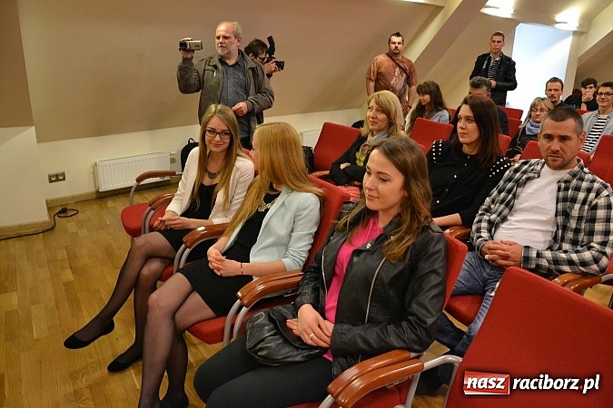 Zdjęcie w galerii na portalu naszraciborz.pl: Dyplom 2015 - wernisaż wystawy absolwent&oacute;w Liceum Plastycznego ZSO nr 1 wiadomości z regionu