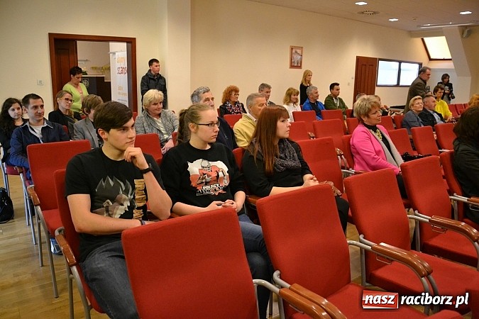 Zdjęcie w galerii na portalu naszraciborz.pl: Dyplom 2015 - wernisaż wystawy absolwent&oacute;w Liceum Plastycznego ZSO nr 1 wiadomości z regionu