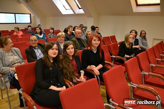 Zdjęcie w galerii na portalu naszraciborz.pl: Dyplom 2015 - wernisaż wystawy absolwent&oacute;w Liceum Plastycznego ZSO nr 1 wiadomości z regionu