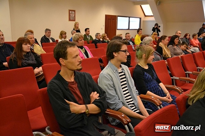 Zdjęcie w galerii na portalu naszraciborz.pl: Dyplom 2015 - wernisaż wystawy absolwent&oacute;w Liceum Plastycznego ZSO nr 1 wiadomości z regionu