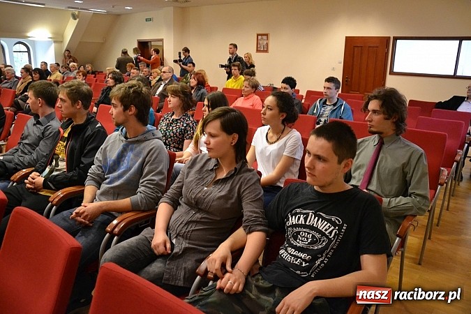 Zdjęcie w galerii na portalu naszraciborz.pl: Dyplom 2015 - wernisaż wystawy absolwent&oacute;w Liceum Plastycznego ZSO nr 1 wiadomości z regionu