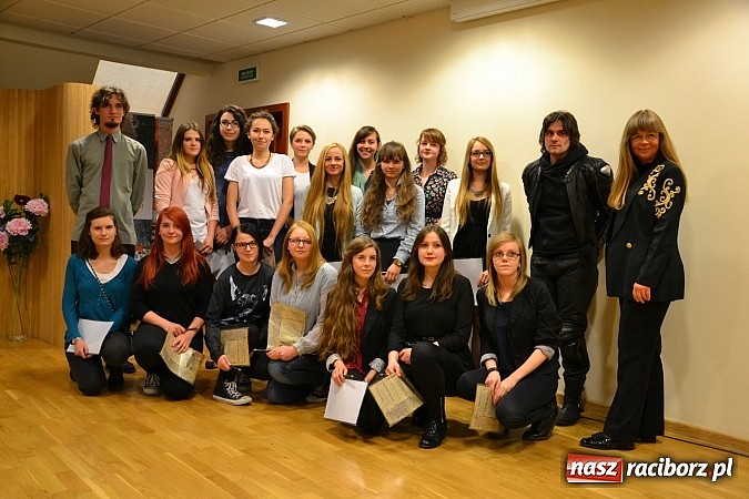 Zdjęcie w galerii na portalu naszraciborz.pl: Dyplom 2015 - wernisaż wystawy absolwent&oacute;w Liceum Plastycznego ZSO nr 1 wiadomości z regionu