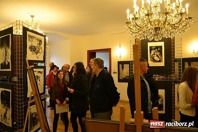 Zdjęcie w galerii na portalu naszraciborz.pl: Dyplom 2015 - wernisaż wystawy absolwent&oacute;w Liceum Plastycznego ZSO nr 1 wiadomości z regionu