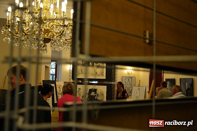 Zdjęcie w galerii na portalu naszraciborz.pl: Dyplom 2015 - wernisaż wystawy absolwent&oacute;w Liceum Plastycznego ZSO nr 1 wiadomości z regionu