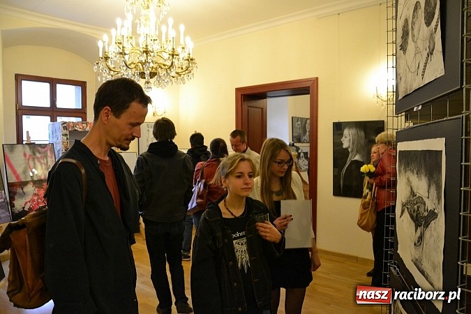 Zdjęcie w galerii na portalu naszraciborz.pl: Dyplom 2015 - wernisaż wystawy absolwent&oacute;w Liceum Plastycznego ZSO nr 1 wiadomości z regionu