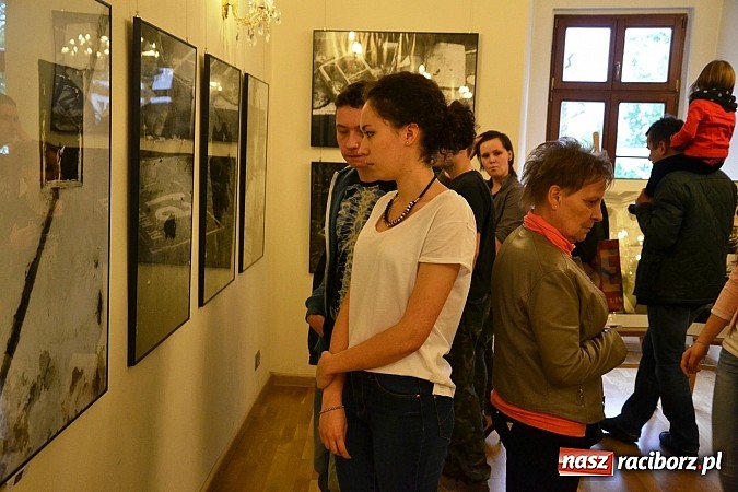 Zdjęcie w galerii na portalu naszraciborz.pl: Dyplom 2015 - wernisaż wystawy absolwent&oacute;w Liceum Plastycznego ZSO nr 1 wiadomości z regionu