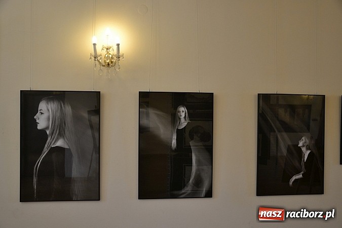 Zdjęcie w galerii na portalu naszraciborz.pl: Dyplom 2015 - wernisaż wystawy absolwent&oacute;w Liceum Plastycznego ZSO nr 1 wiadomości z regionu