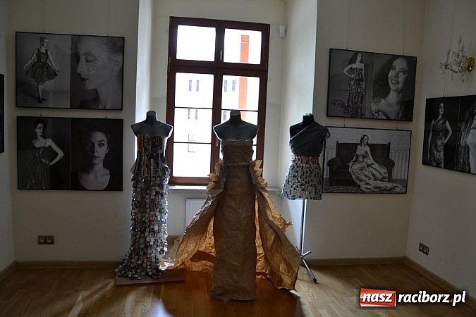 Zdjęcie w galerii na portalu naszraciborz.pl: Dyplom 2015 - wernisaż wystawy absolwent&oacute;w Liceum Plastycznego ZSO nr 1 wiadomości z regionu