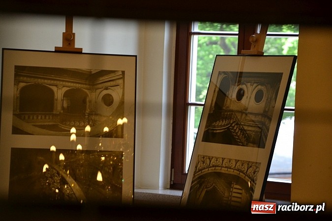 Zdjęcie w galerii na portalu naszraciborz.pl: Dyplom 2015 - wernisaż wystawy absolwent&oacute;w Liceum Plastycznego ZSO nr 1 wiadomości z regionu