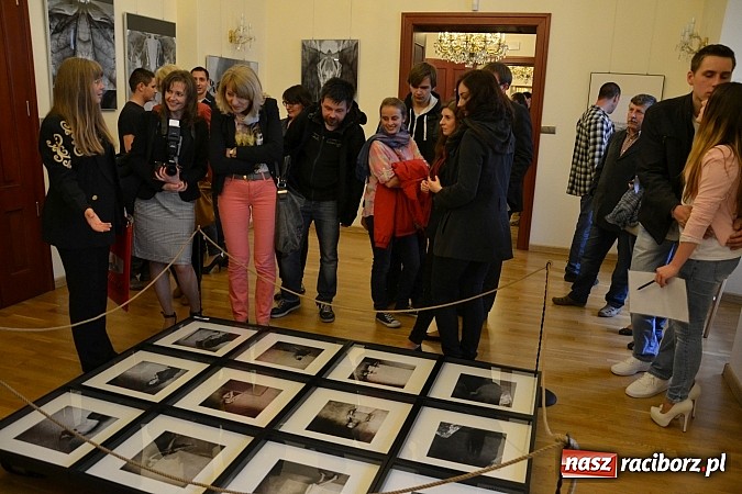 Zdjęcie w galerii na portalu naszraciborz.pl: Dyplom 2015 - wernisaż wystawy absolwent&oacute;w Liceum Plastycznego ZSO nr 1 wiadomości z regionu