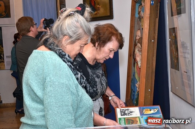 Zdjęcie w galerii na portalu naszraciborz.pl: Salwa na początek a potem prelekcje, koncert i zwiedzanie do nocy wiadomości z regionu