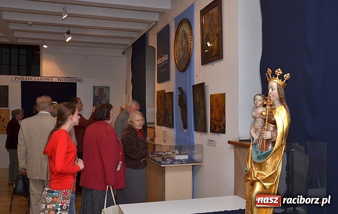 Zdjęcie w galerii na portalu naszraciborz.pl: Salwa na początek a potem prelekcje, koncert i zwiedzanie do nocy wiadomości z regionu