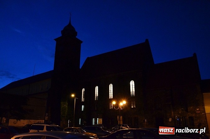 Zdjęcie w galerii na portalu naszraciborz.pl: Salwa na początek a potem prelekcje, koncert i zwiedzanie do nocy wiadomości z regionu