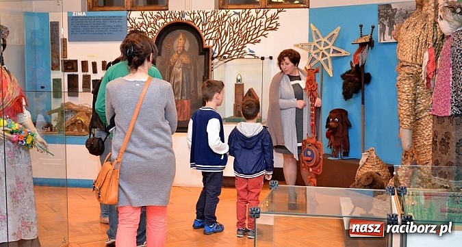 Zdjęcie w galerii na portalu naszraciborz.pl: Salwa na początek a potem prelekcje, koncert i zwiedzanie do nocy wiadomości z regionu