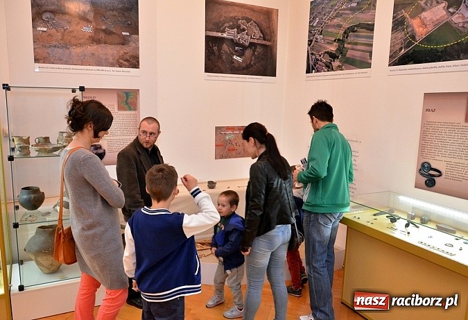 Zdjęcie w galerii na portalu naszraciborz.pl: Salwa na początek a potem prelekcje, koncert i zwiedzanie do nocy wiadomości z regionu