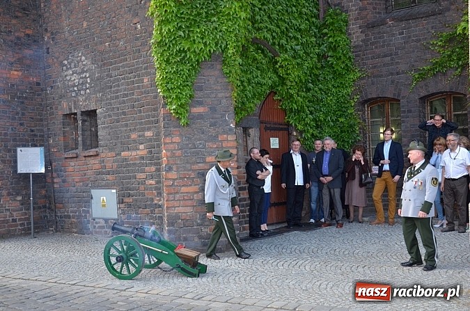 Zdjęcie w galerii na portalu naszraciborz.pl: Salwa na początek a potem prelekcje, koncert i zwiedzanie do nocy wiadomości z regionu