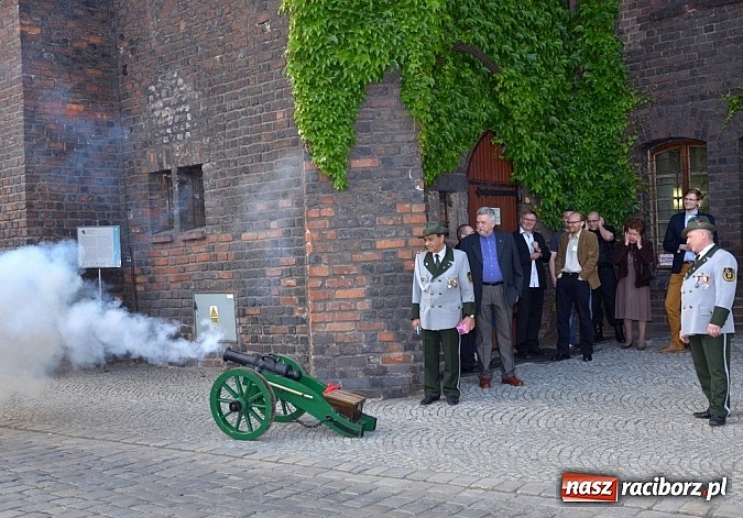 Zdjęcie w galerii na portalu naszraciborz.pl: Salwa na początek a potem prelekcje, koncert i zwiedzanie do nocy wiadomości z regionu