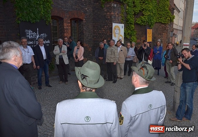 Zdjęcie w galerii na portalu naszraciborz.pl: Salwa na początek a potem prelekcje, koncert i zwiedzanie do nocy wiadomości z regionu