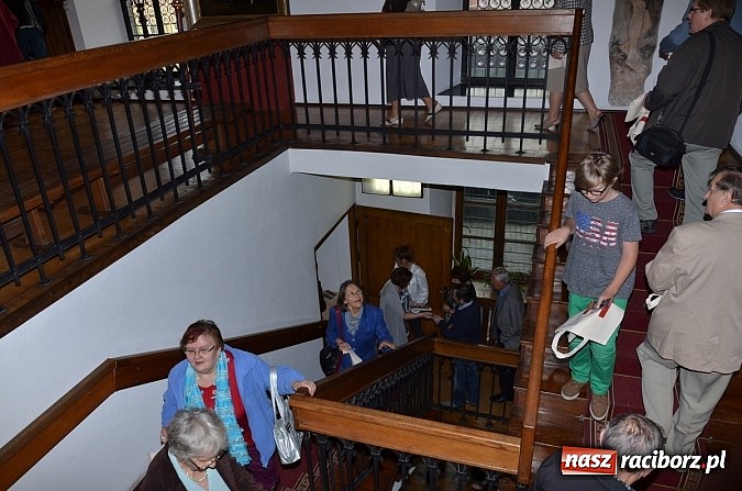 Zdjęcie w galerii na portalu naszraciborz.pl: Salwa na początek a potem prelekcje, koncert i zwiedzanie do nocy wiadomości z regionu