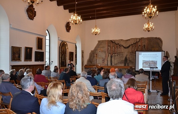 Zdjęcie w galerii na portalu naszraciborz.pl: Salwa na początek a potem prelekcje, koncert i zwiedzanie do nocy wiadomości z regionu