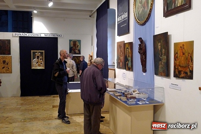 Zdjęcie w galerii na portalu naszraciborz.pl: Salwa na początek a potem prelekcje, koncert i zwiedzanie do nocy wiadomości z regionu