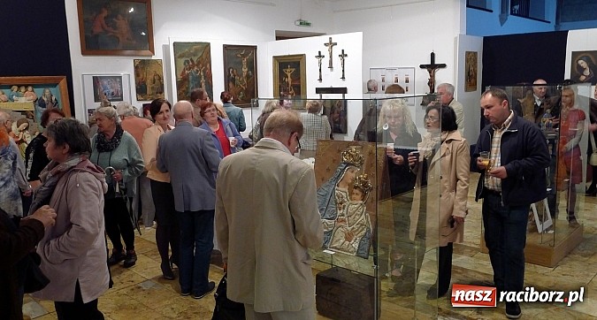 Zdjęcie w galerii na portalu naszraciborz.pl: Salwa na początek a potem prelekcje, koncert i zwiedzanie do nocy wiadomości z regionu