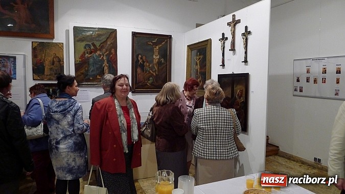 Zdjęcie w galerii na portalu naszraciborz.pl: Salwa na początek a potem prelekcje, koncert i zwiedzanie do nocy wiadomości z regionu