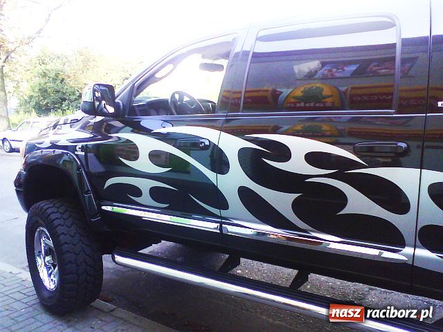 Zdjęcie w galerii na portalu naszraciborz.pl: Monstrum na raciborskich ulicach wiadomości z regionu