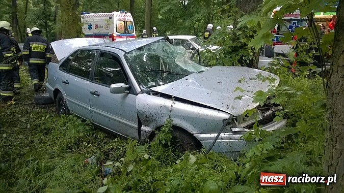 Zdjęcie w galerii na portalu naszraciborz.pl: Wypadek na DK 45 na granicy województw. Dwie osoby ranne wiadomości z regionu