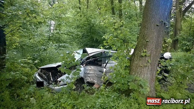 Zdjęcie w galerii na portalu naszraciborz.pl: Wypadek na DK 45 na granicy województw. Dwie osoby ranne wiadomości z regionu