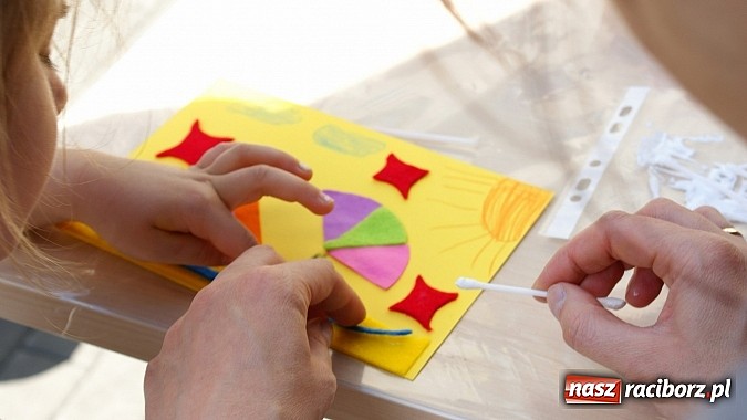 Zdjęcie w galerii na portalu naszraciborz.pl: Dziecięce święto z Zozolem na straganie wiadomości z regionu