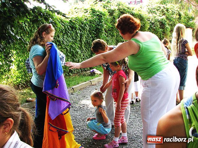 Zdjęcie w galerii na portalu naszraciborz.pl: Indianin odwiedził dzieci w bibliotece wiadomości z regionu