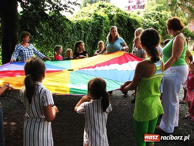 Zdjęcie w galerii na portalu naszraciborz.pl: Indianin odwiedził dzieci w bibliotece wiadomości z regionu