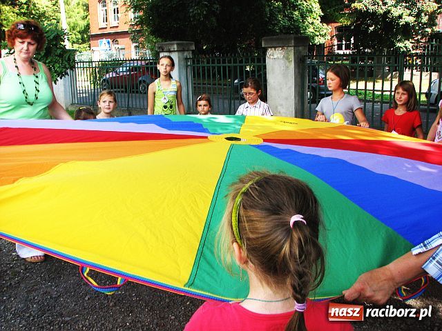 Zdjęcie w galerii na portalu naszraciborz.pl: Indianin odwiedził dzieci w bibliotece wiadomości z regionu